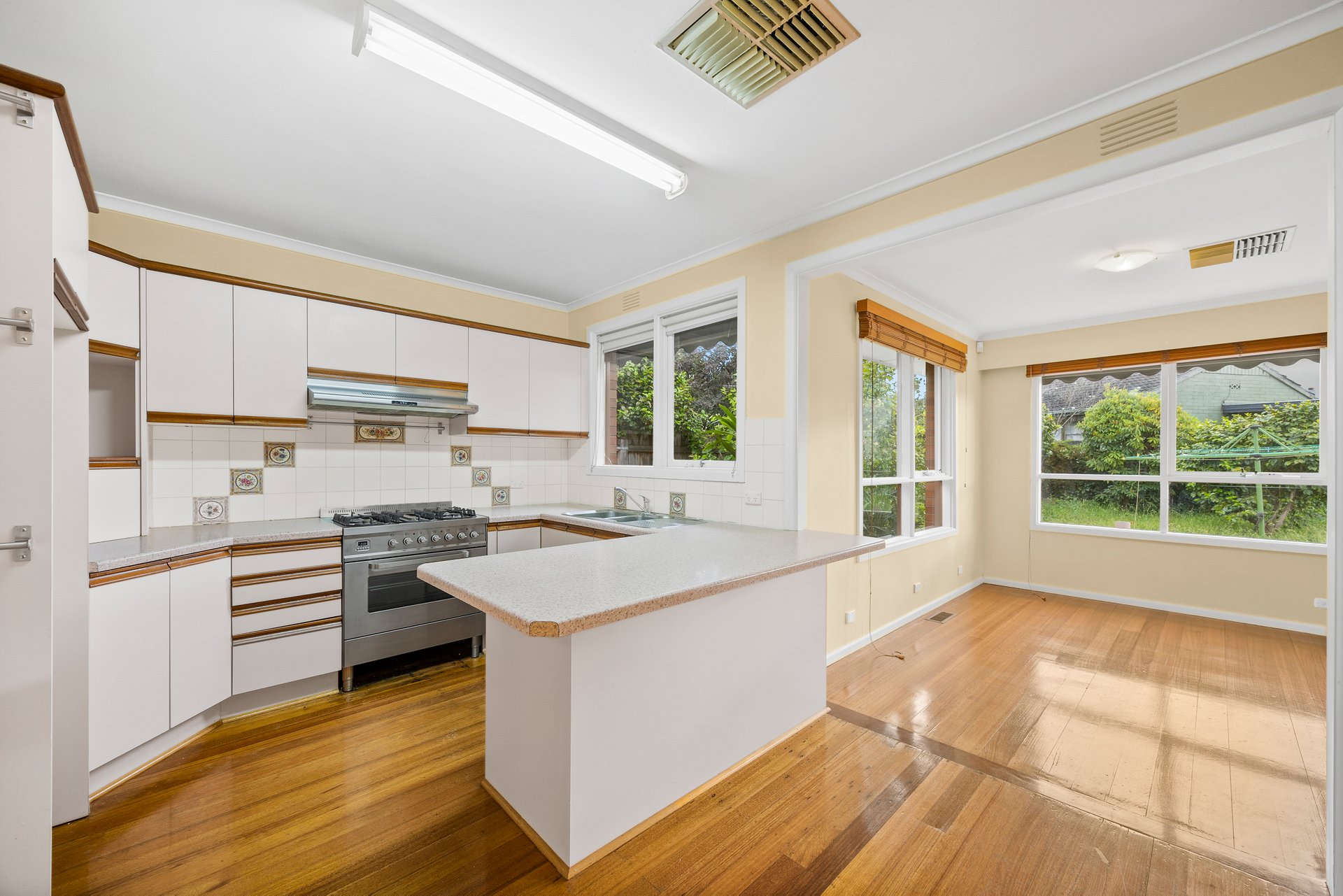 106 Mahoneys Road, Forest Hill image 5
