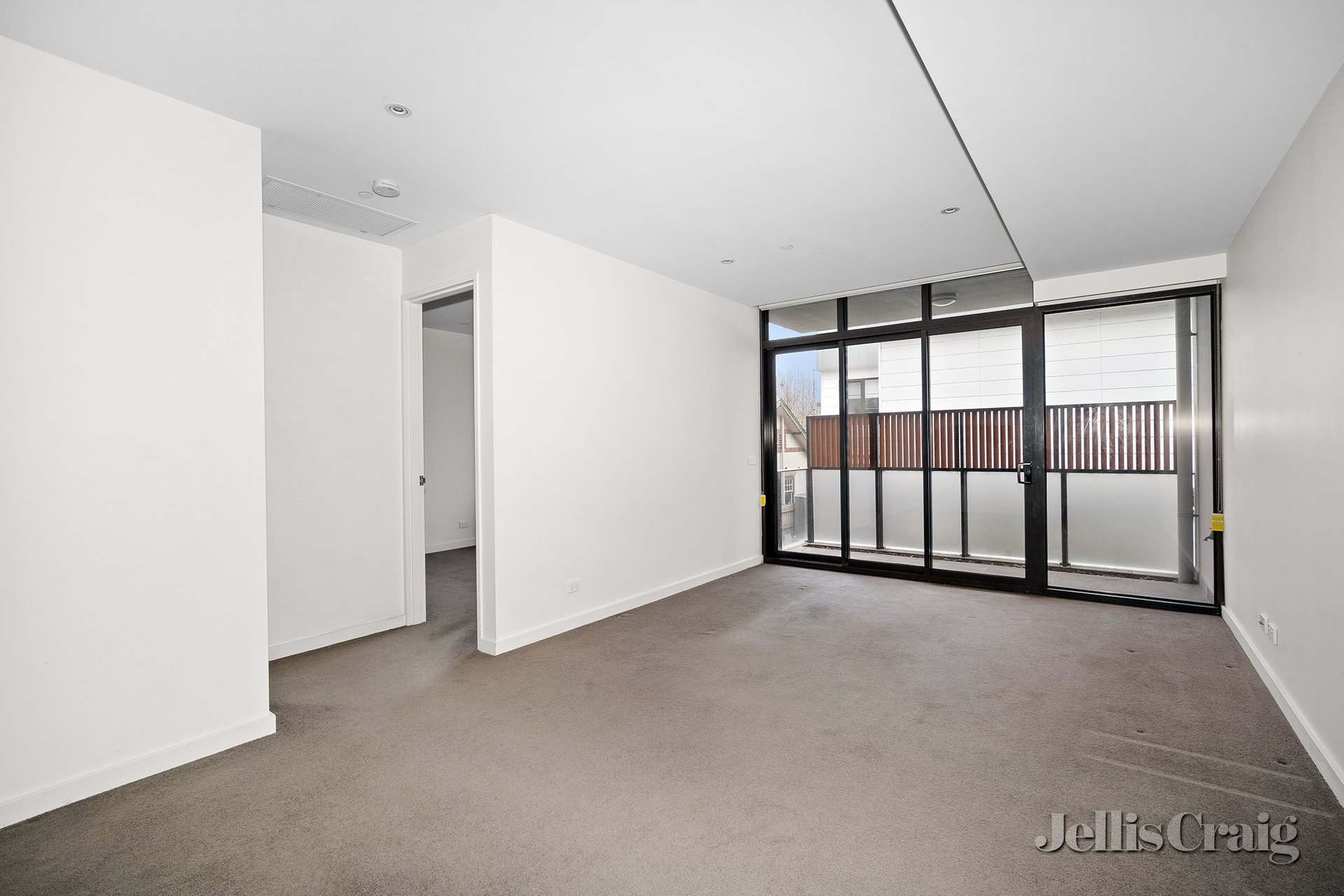 106/18 Wendouree Parade, Lake Wendouree image 3