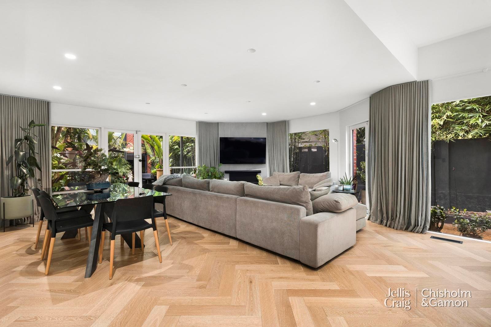 107 Mitford Street, Elwood image 2