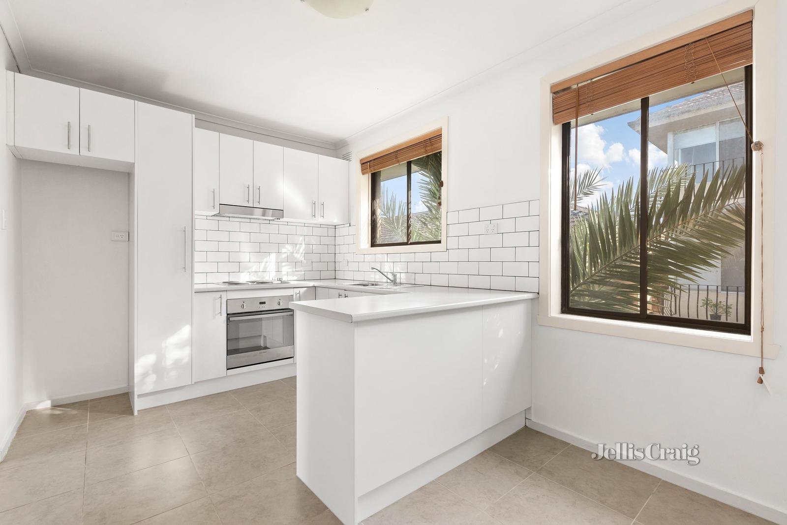 10/707 Barkly Street, West Footscray image 2