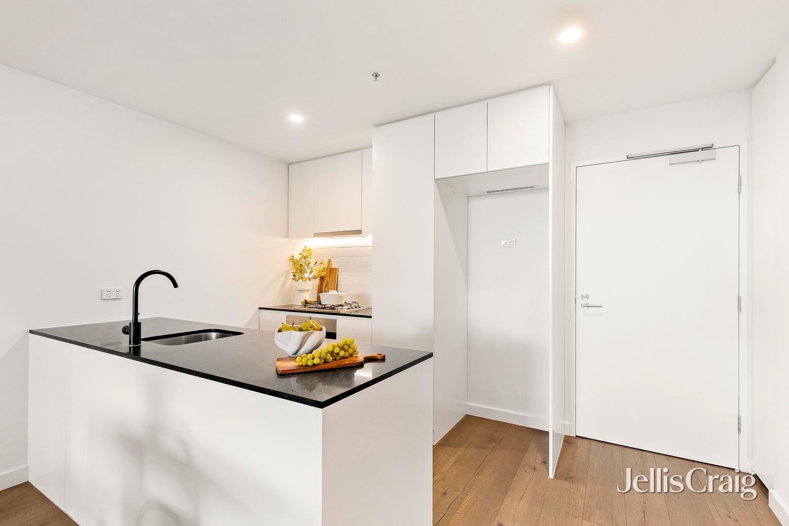 10/82 Bulla Road, Strathmore image 4