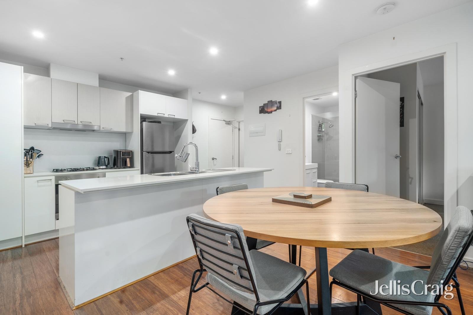 10/881 Doncaster Road, Doncaster East image 3