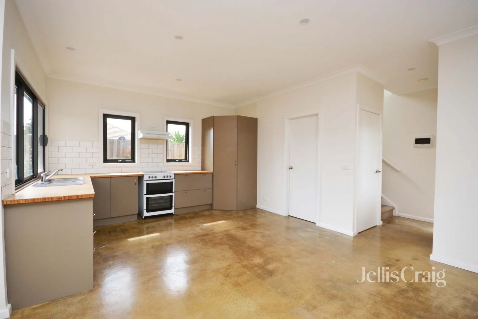 10A Burns Grove, Kingsbury image 2