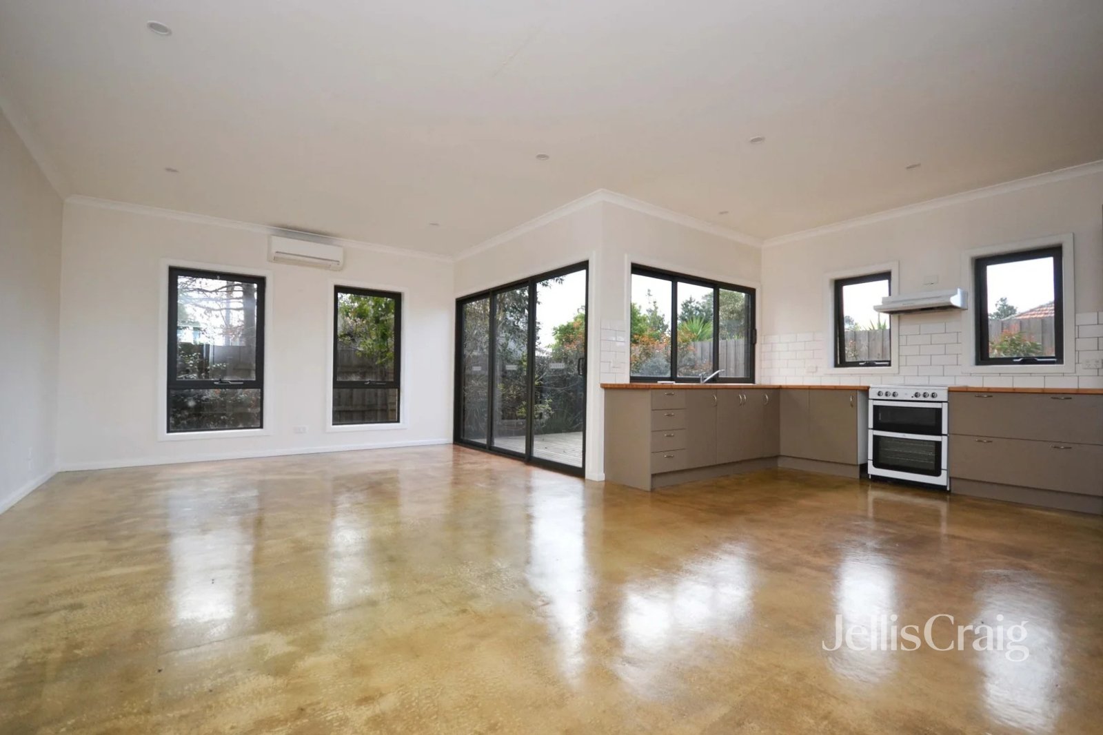 10A Burns Grove, Kingsbury image 3