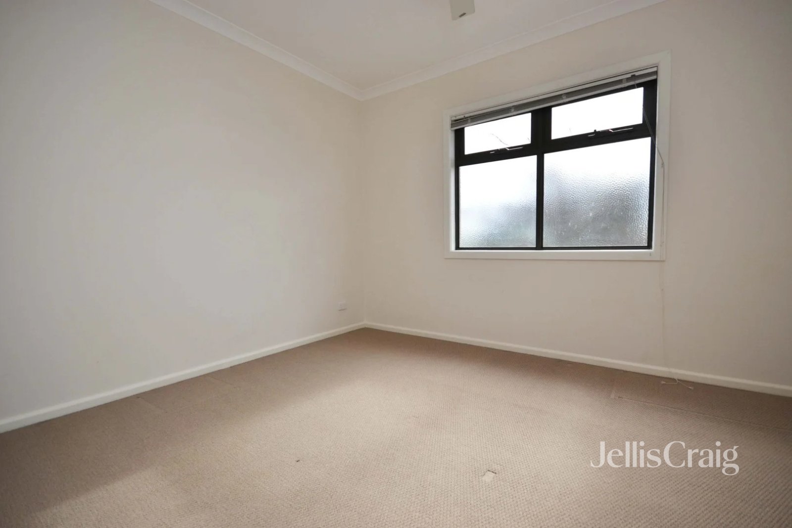 10A Burns Grove, Kingsbury image 6