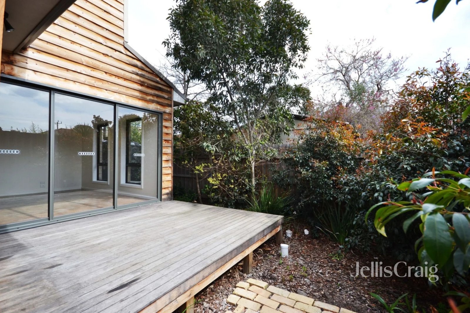 10A Burns Grove, Kingsbury image 9