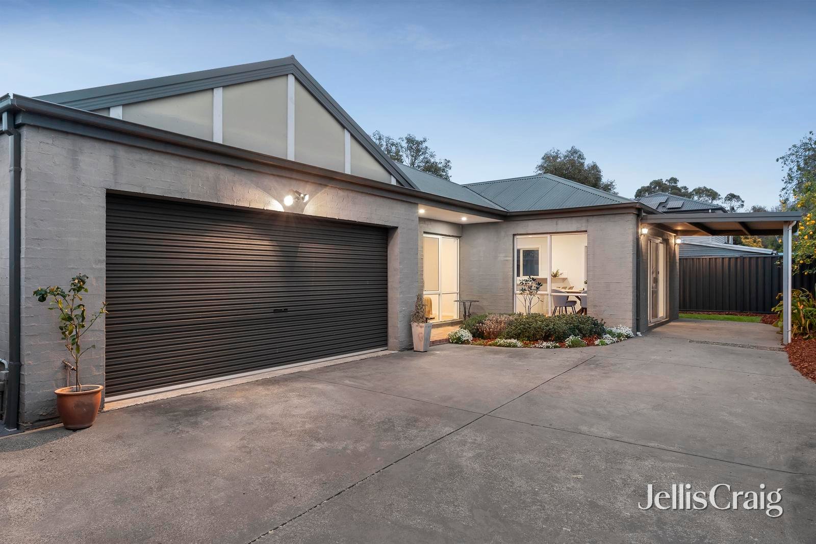10A Piccadilly Court, Kilsyth image 1