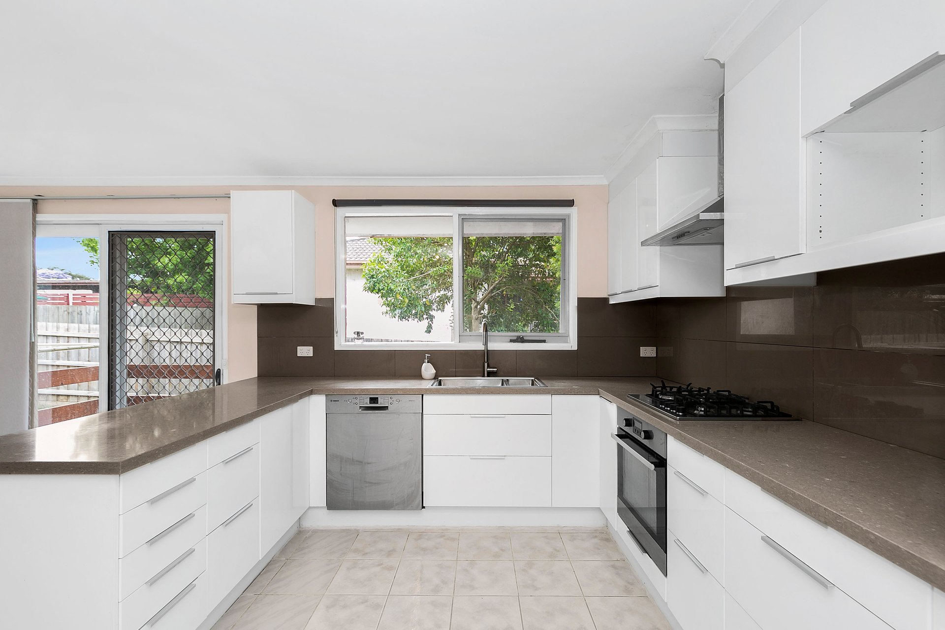 1/1 Aberdeen Road, Blackburn South image 2