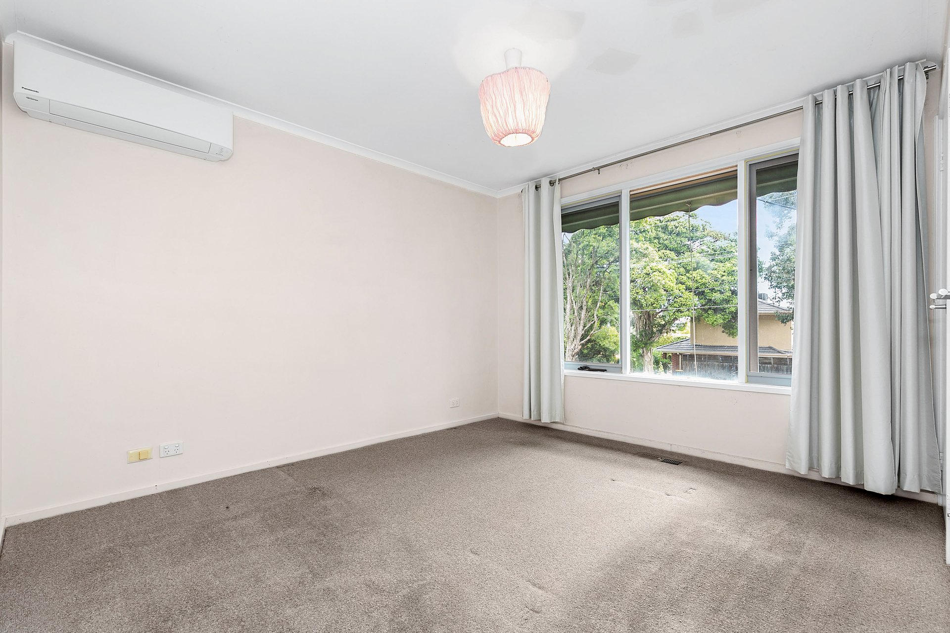 1/1 Aberdeen Road, Blackburn South image 5
