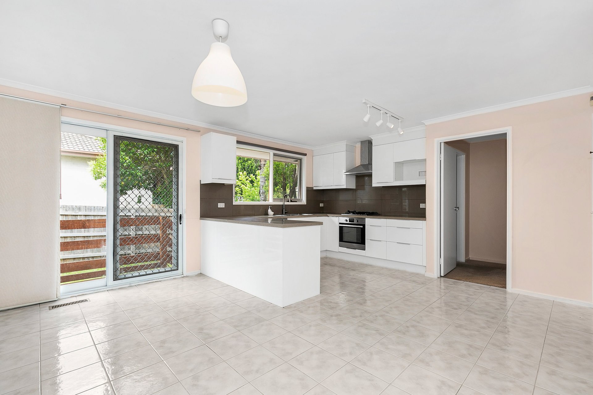 1/1 Aberdeen Road, Blackburn South image 6