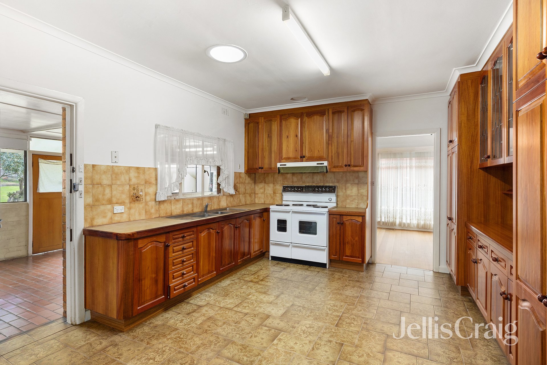 11 Bellevue Avenue, Rosanna image 2