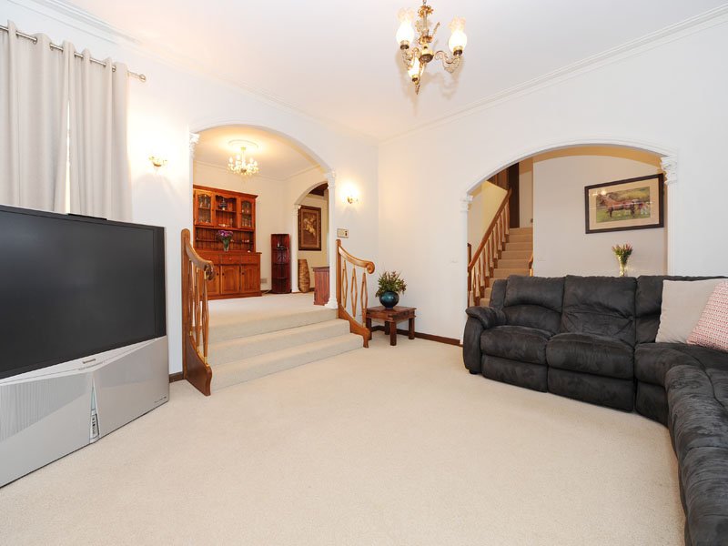 11 BLUEBERRY Road, Mooroolbark image 4