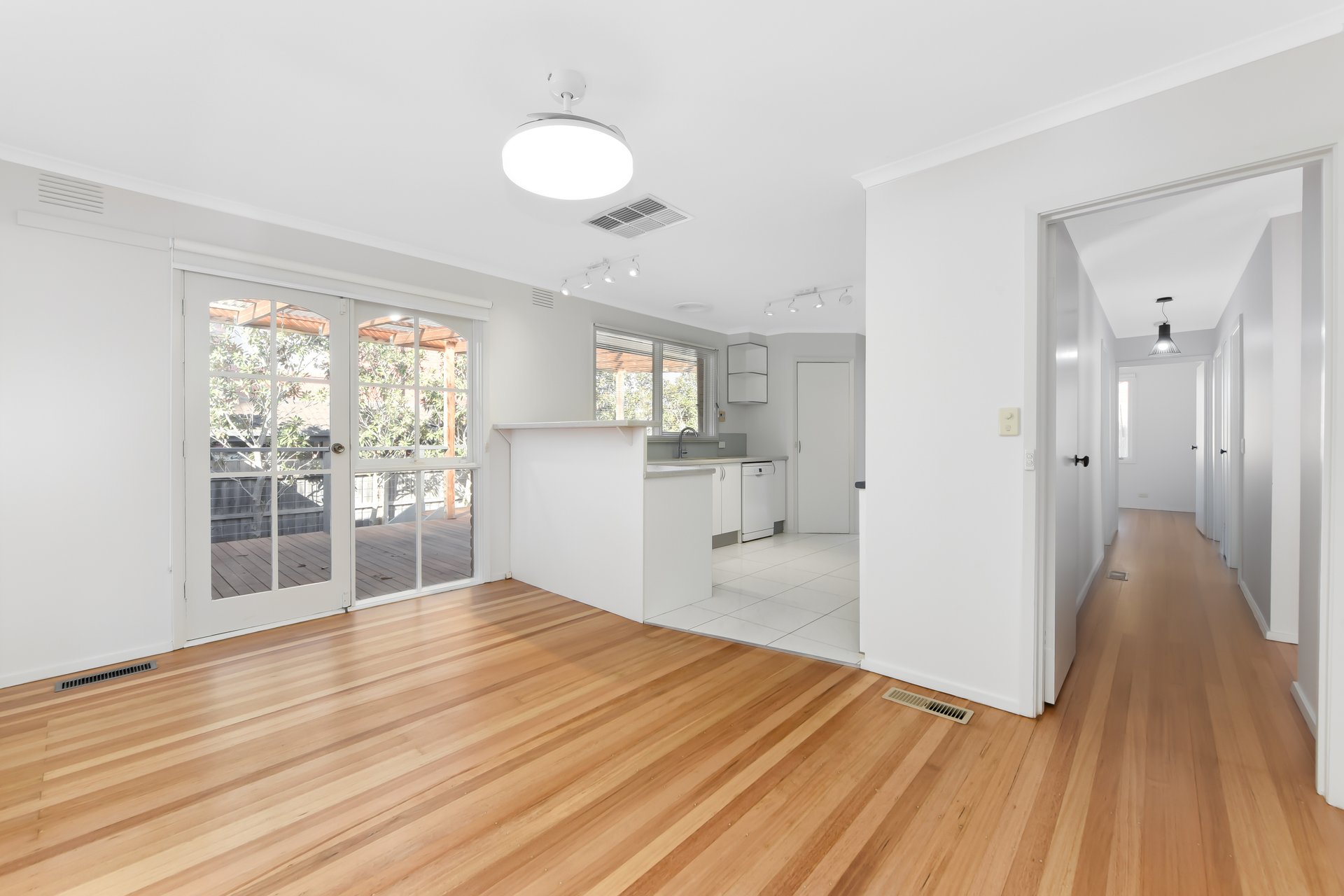 11 Burlington Crescent, Wantirna image 3