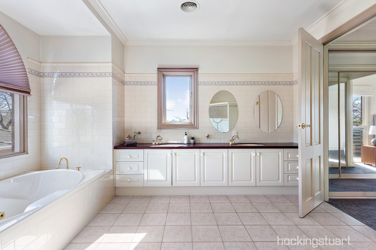 11 Chertsey Street, Surrey Hills image 9