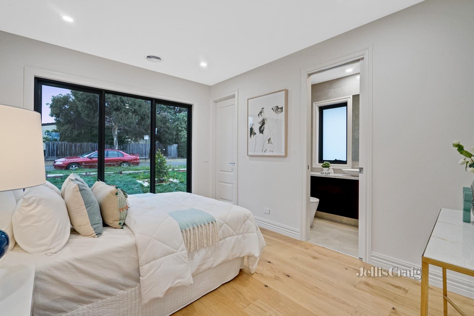 11 Colebrook Avenue, Mount Waverley image 7