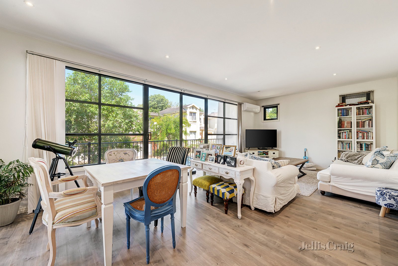 1/1 Conservatory Drive, Burwood image 1