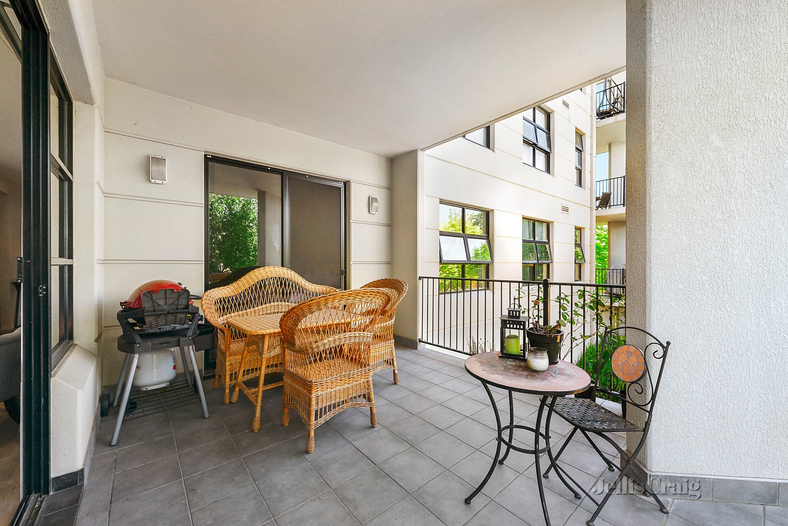 1/1 Conservatory Drive, Burwood image 2