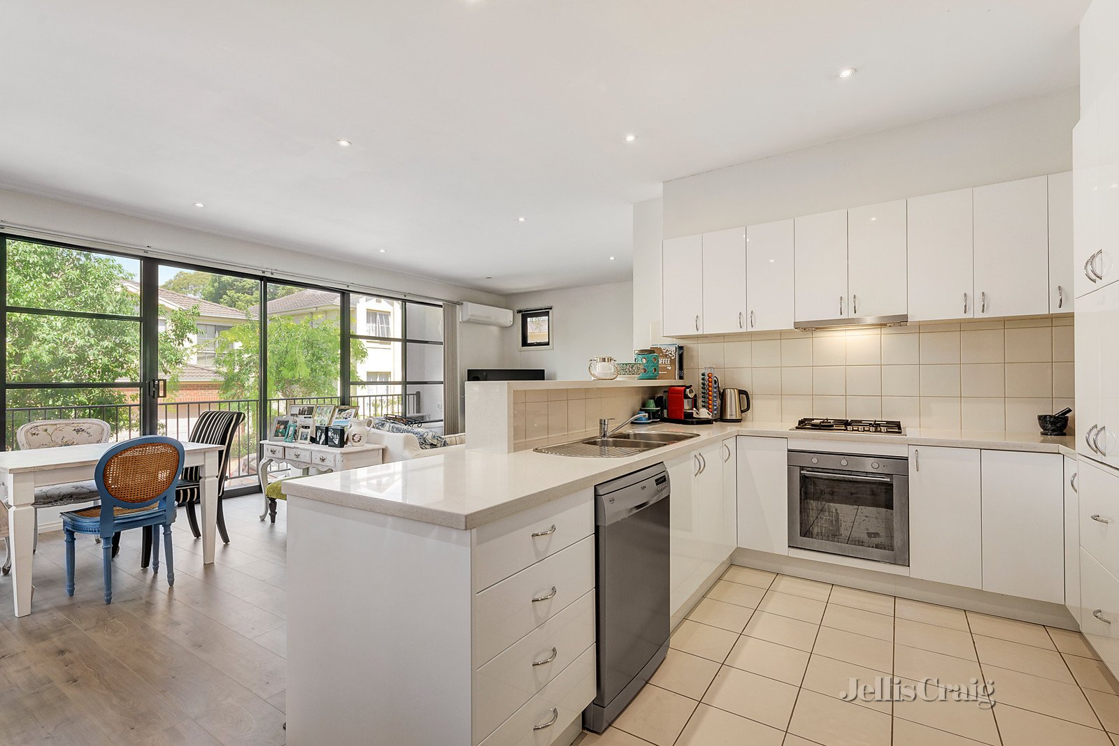 1/1 Conservatory Drive, Burwood image 3