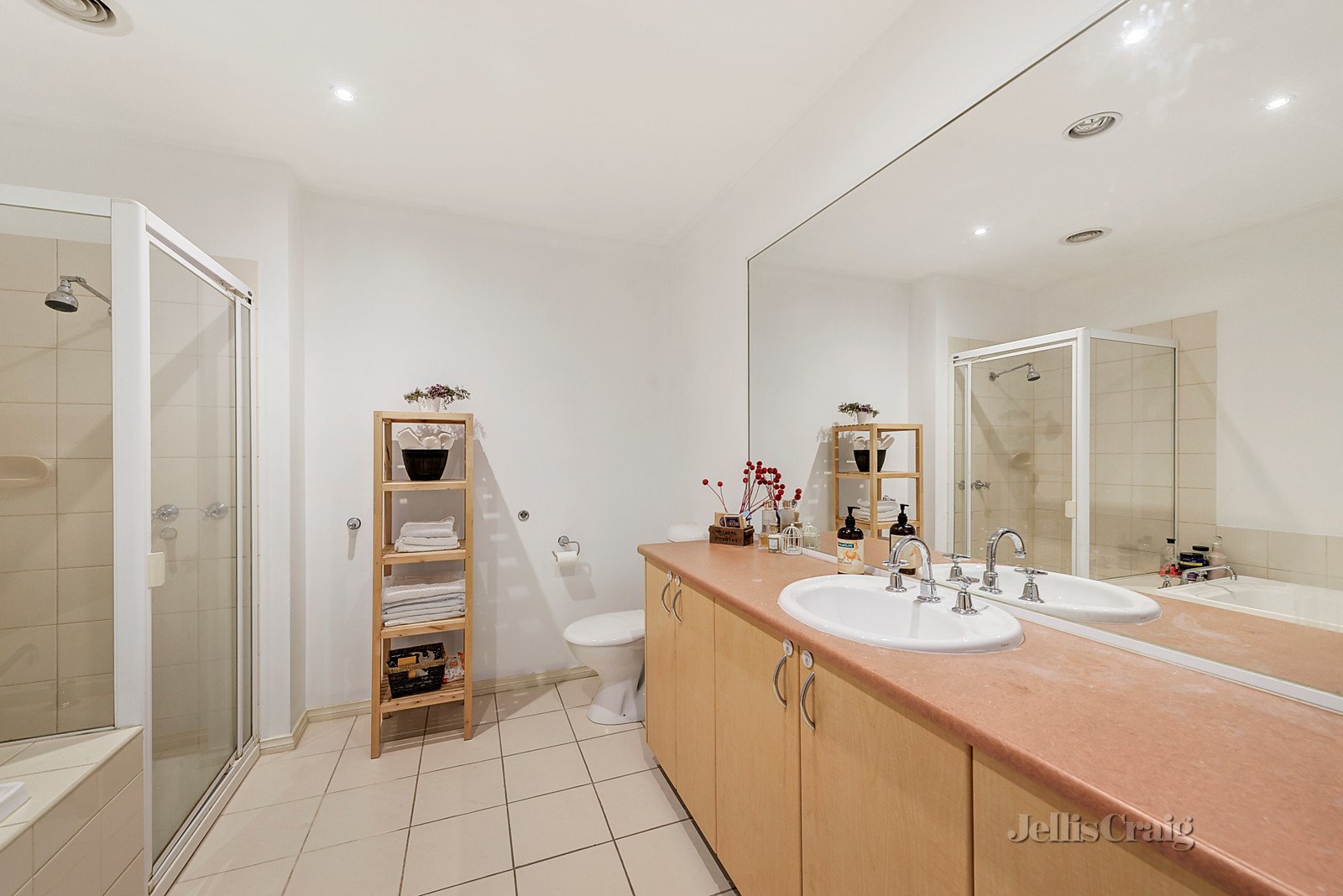 1/1 Conservatory Drive, Burwood image 4