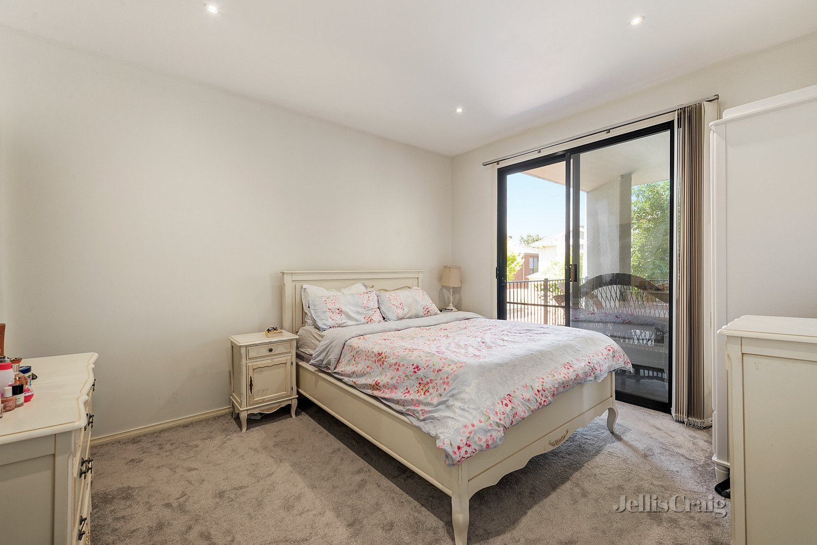 1/1 Conservatory Drive, Burwood image 5