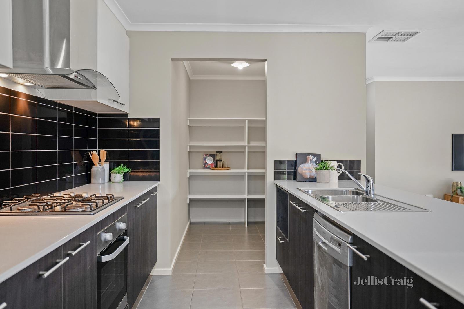11 Craven Street, Lucas image 3