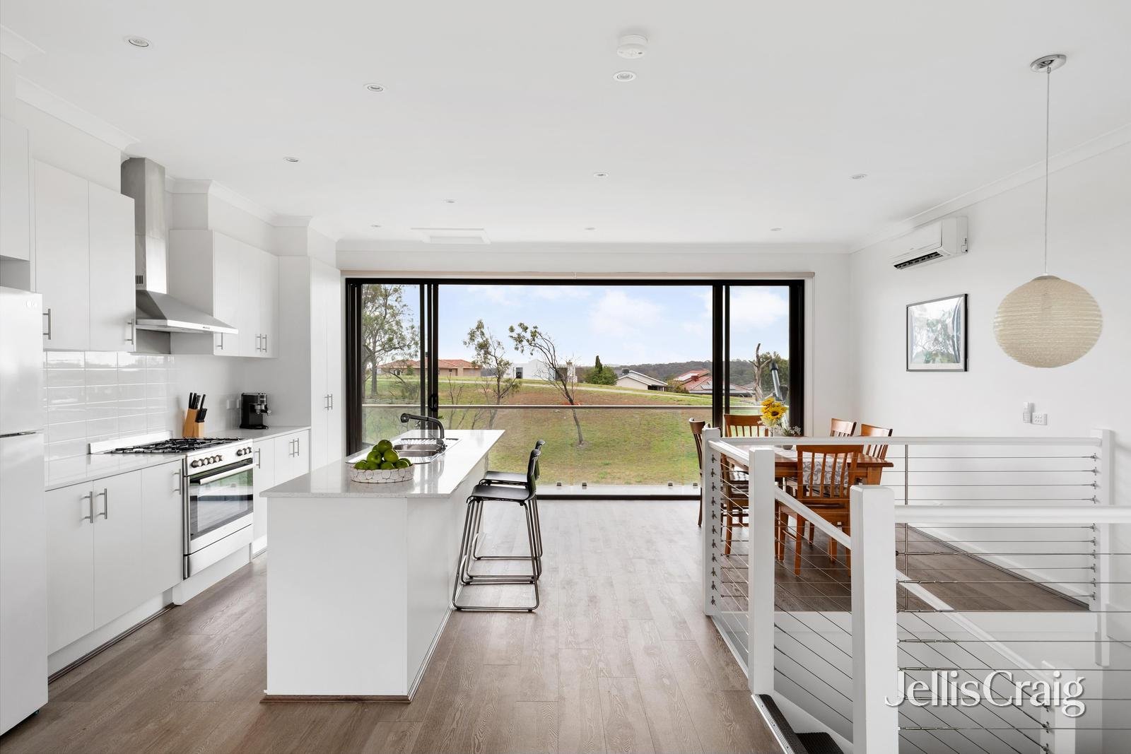 11 Diamond Boulevard, Greensborough image 2
