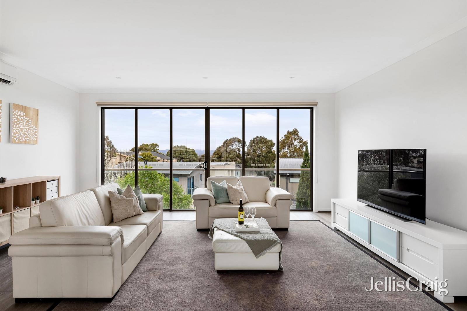 11 Diamond Boulevard, Greensborough image 3