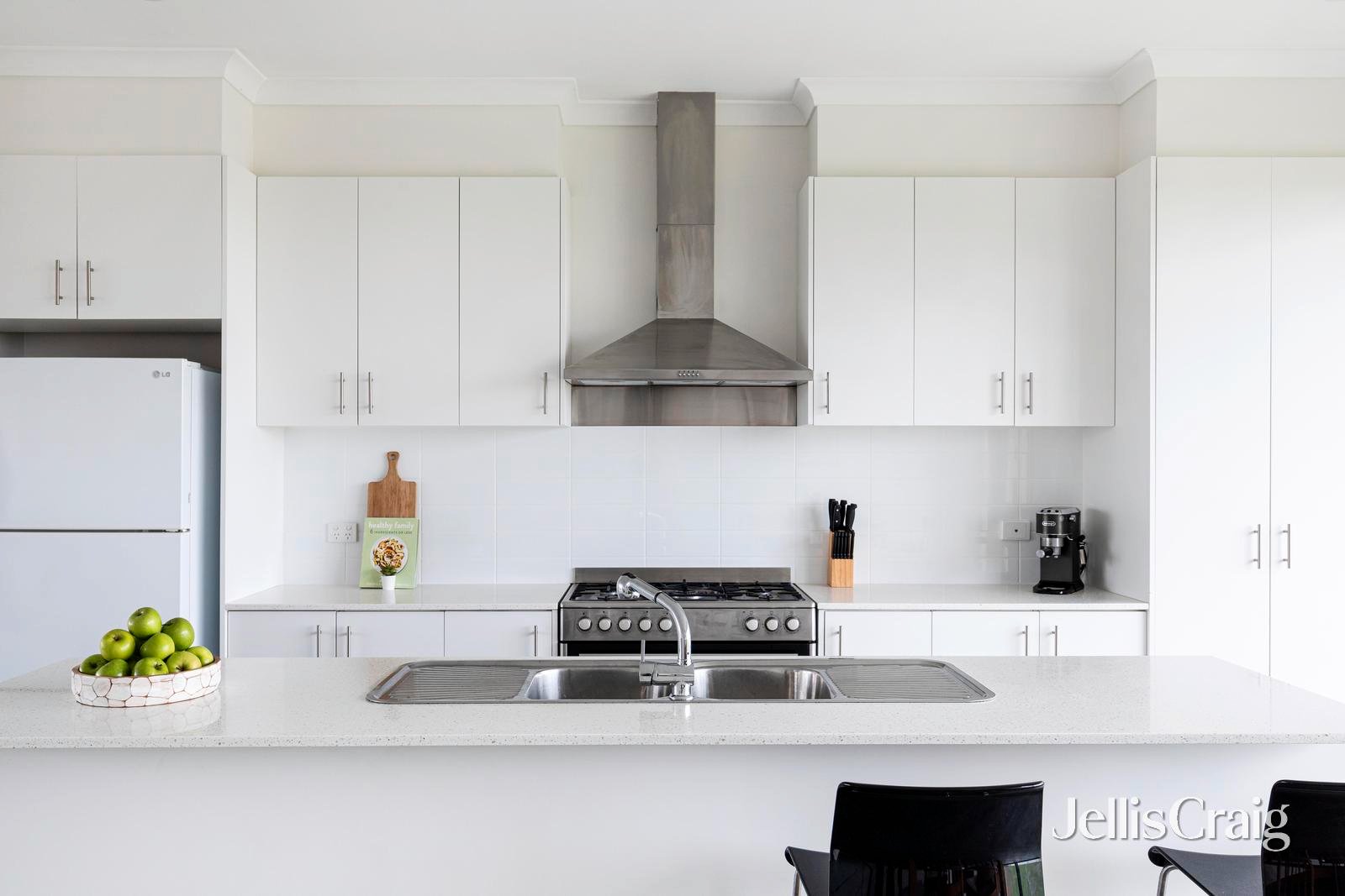 11 Diamond Boulevard, Greensborough image 11