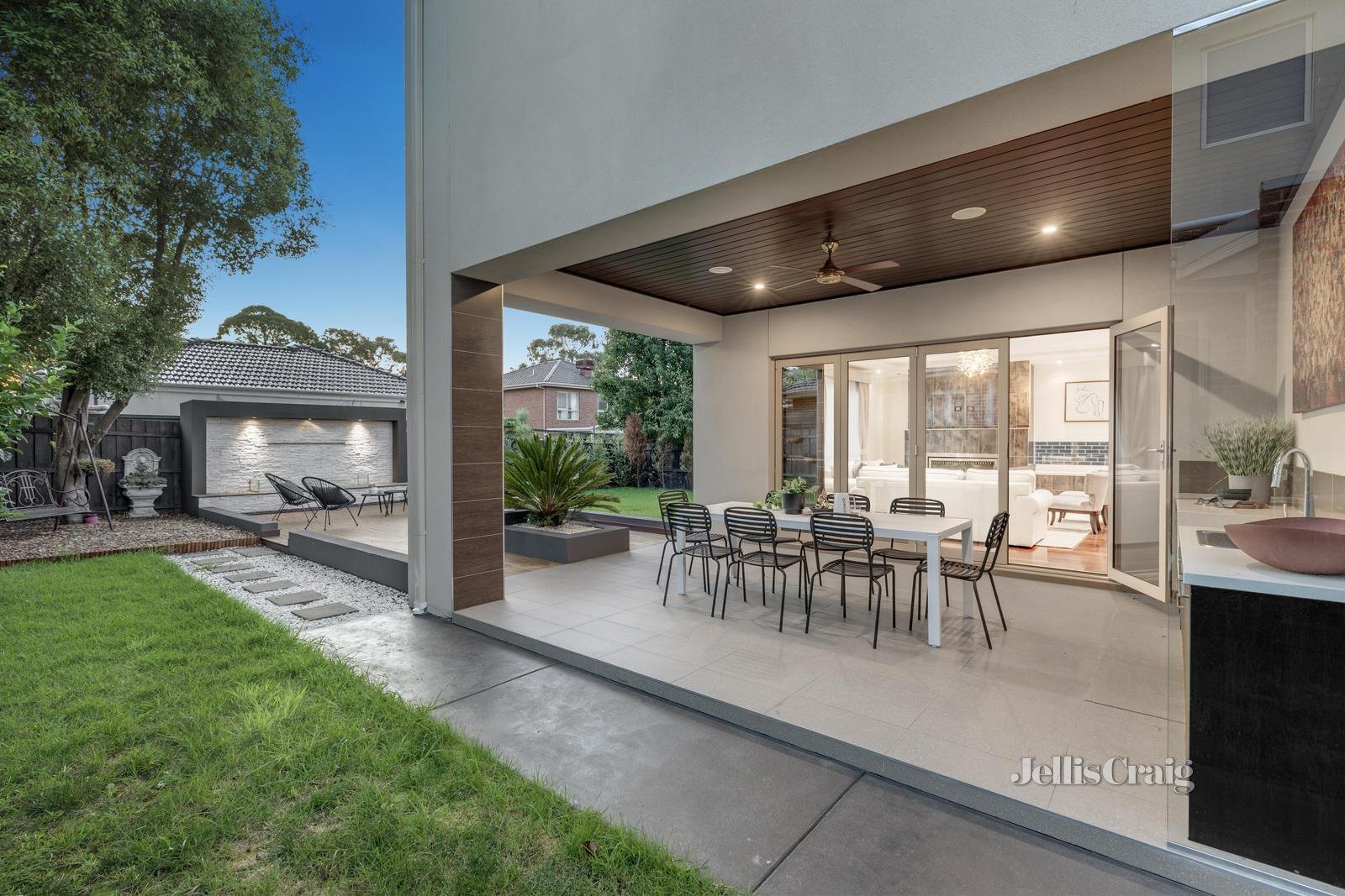 11 Fernhurst Drive, Glen Waverley image 17