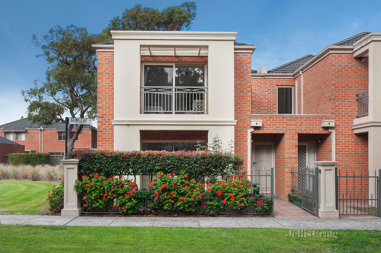 11 Gumleaf Lane, Mitcham image 1