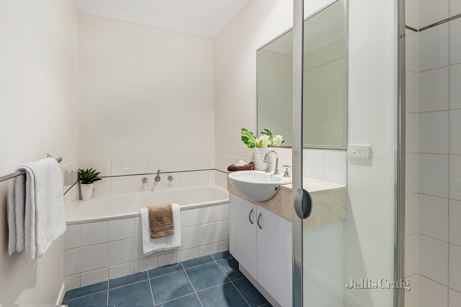 11 Gumleaf Lane, Mitcham image 7