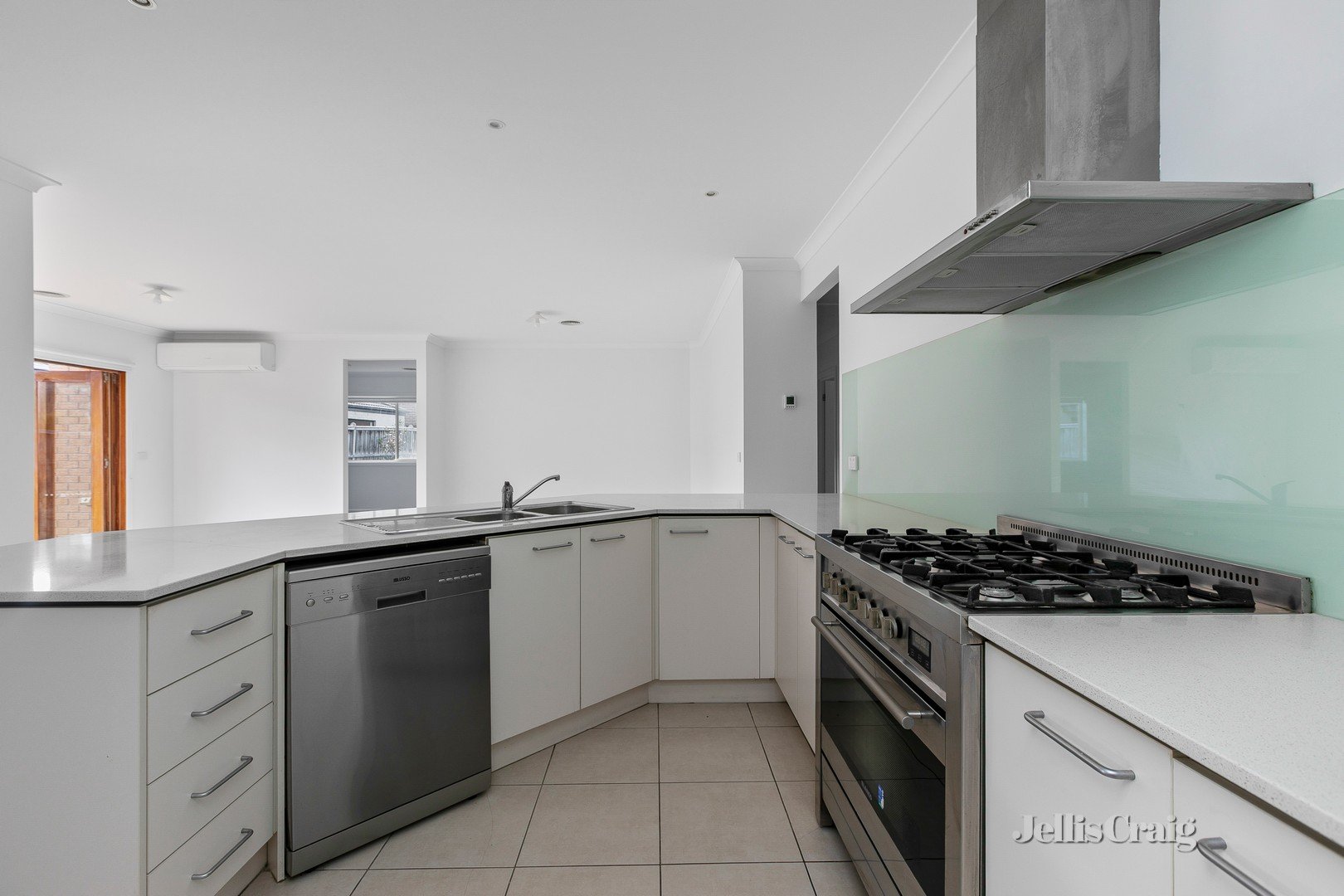 11 Hanworth Avenue, Williams Landing image 3
