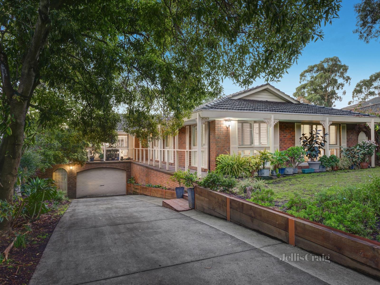 11 Heatherlea Drive, Wheelers Hill image 1