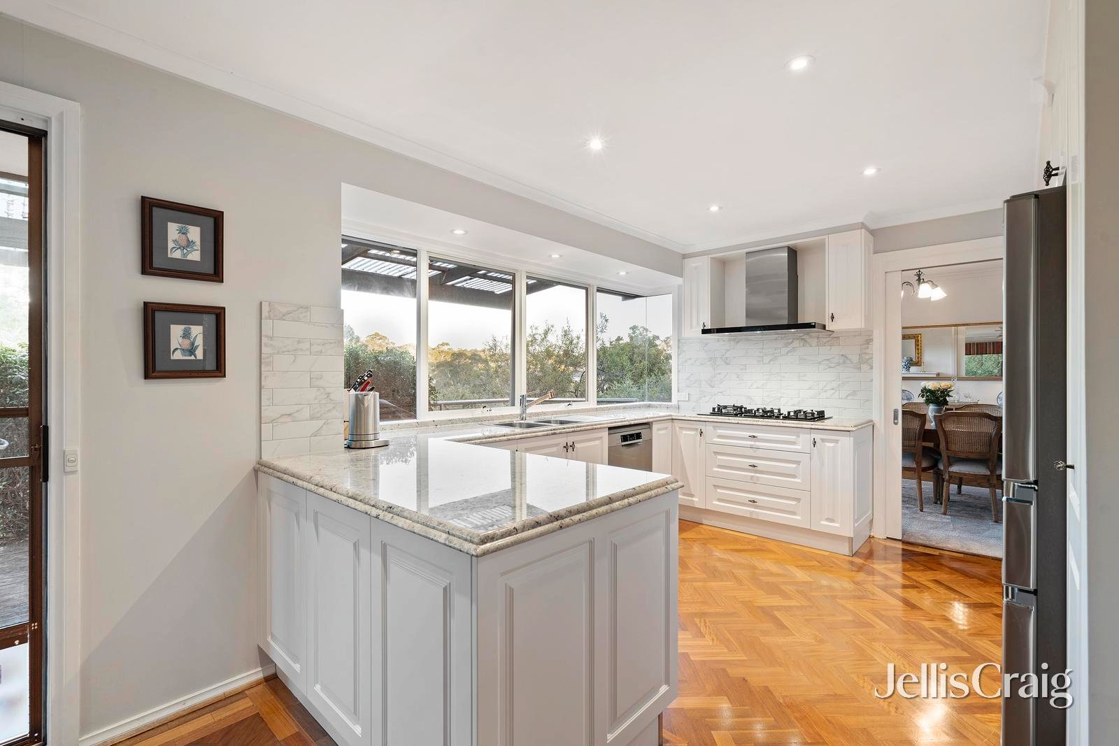 11 Hillcrest Court, Donvale image 2