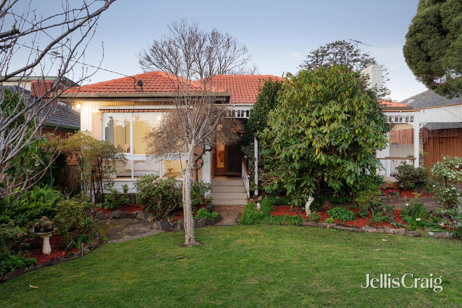 11 Hilltop Avenue, Macleod image 1