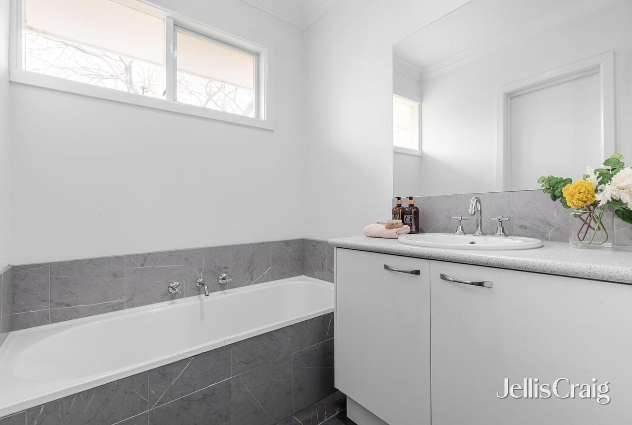 11 Kemp Avenue, Mount Waverley image 6