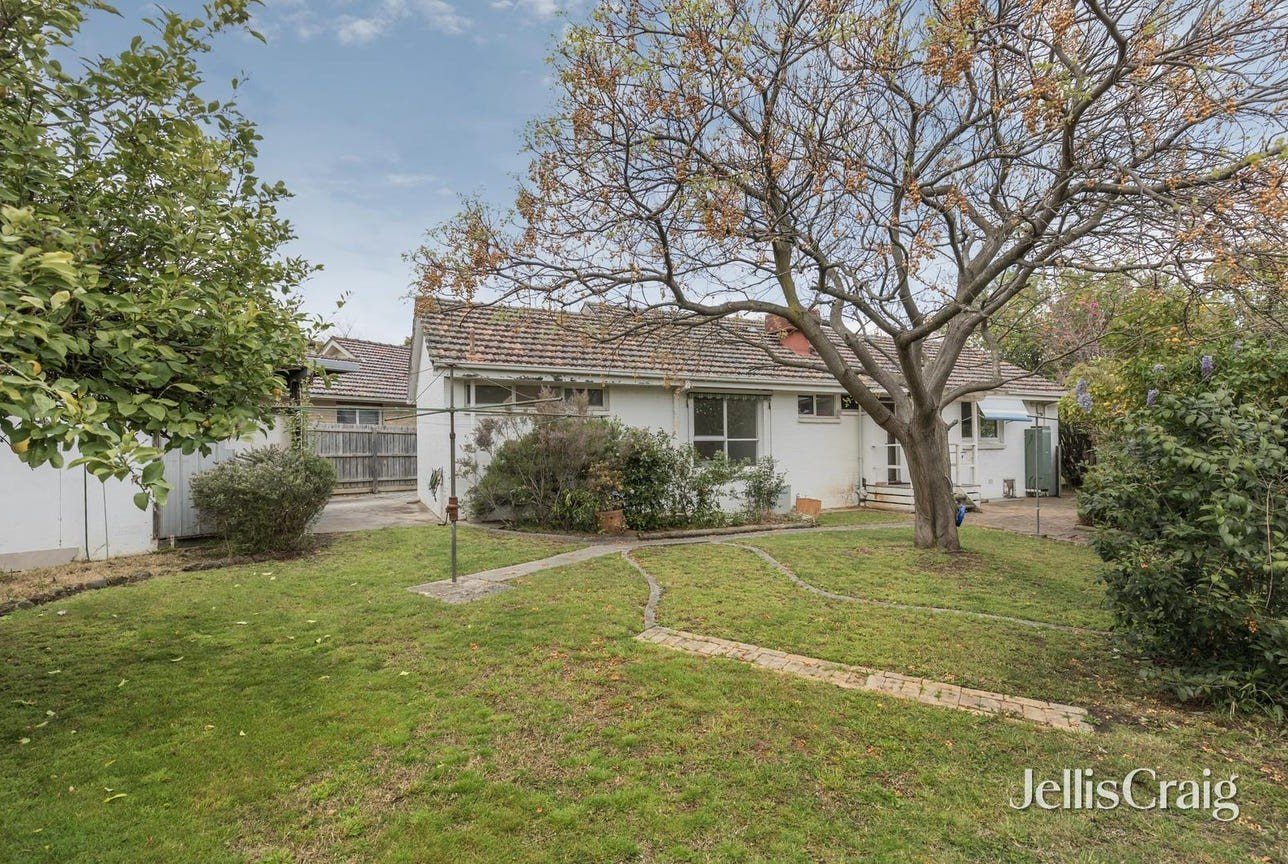 11 Kemp Avenue, Mount Waverley image 8