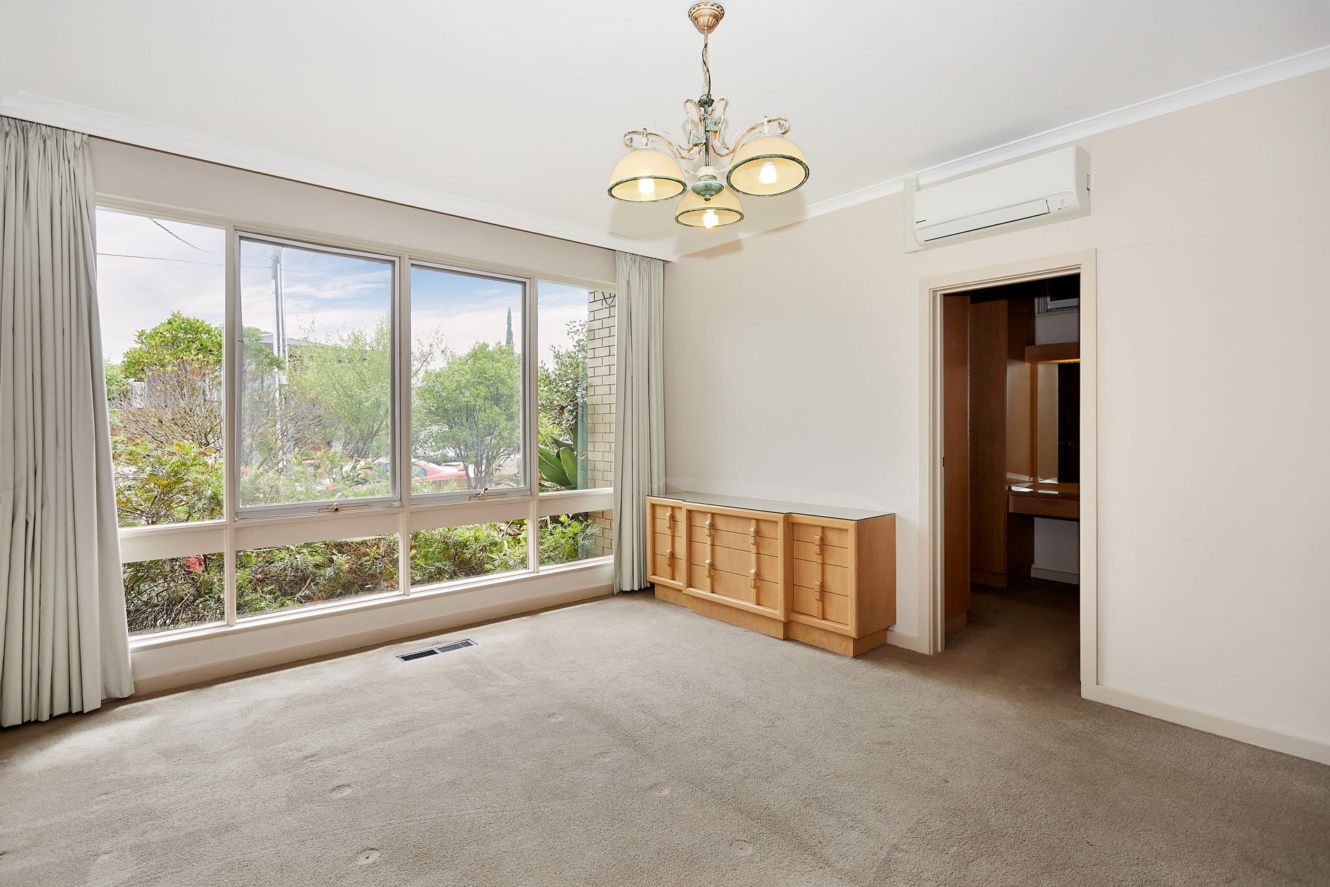 11 Loch Avenue, St Kilda East image 4