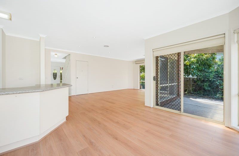 11 Lockens Avenue, Glen Waverley image 2