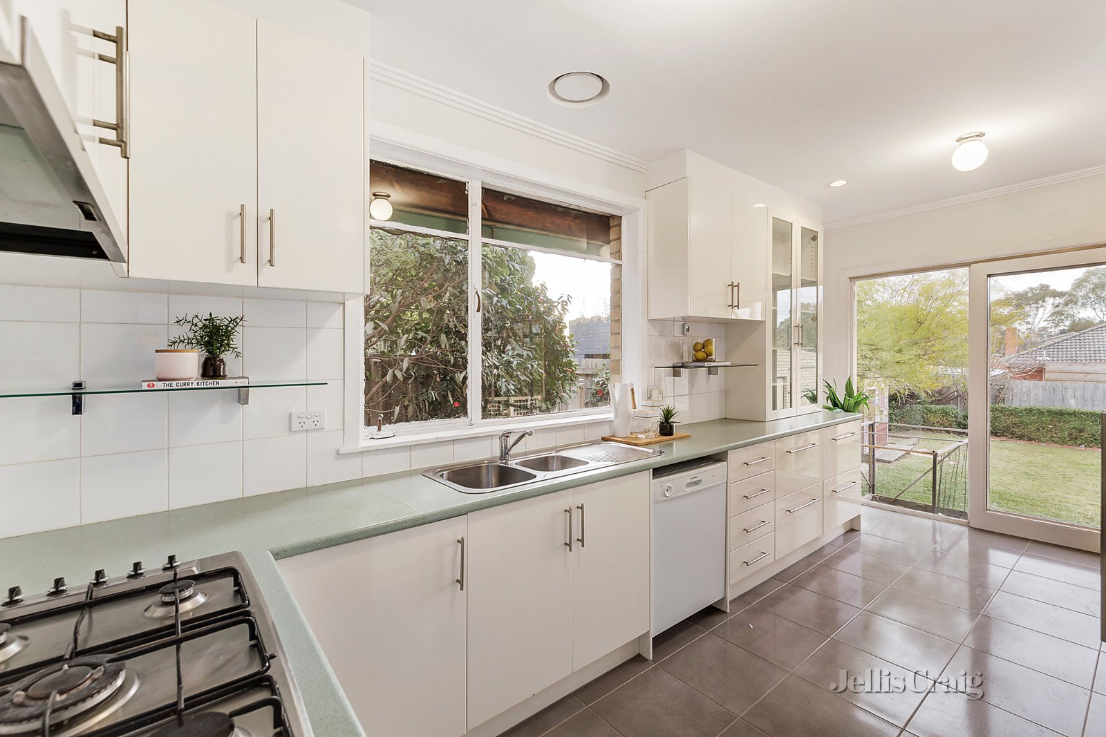 11 Normanby Road, Bentleigh East image 3