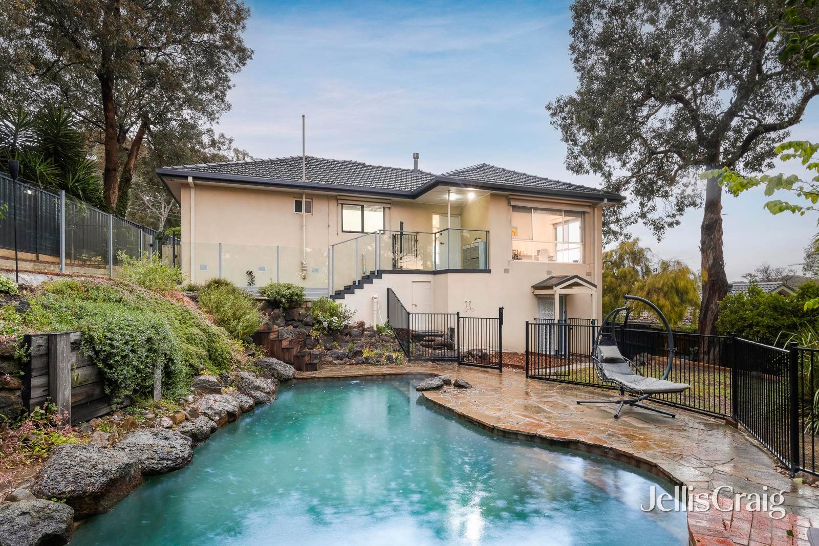 11 Outlook Crescent, Briar Hill image 2