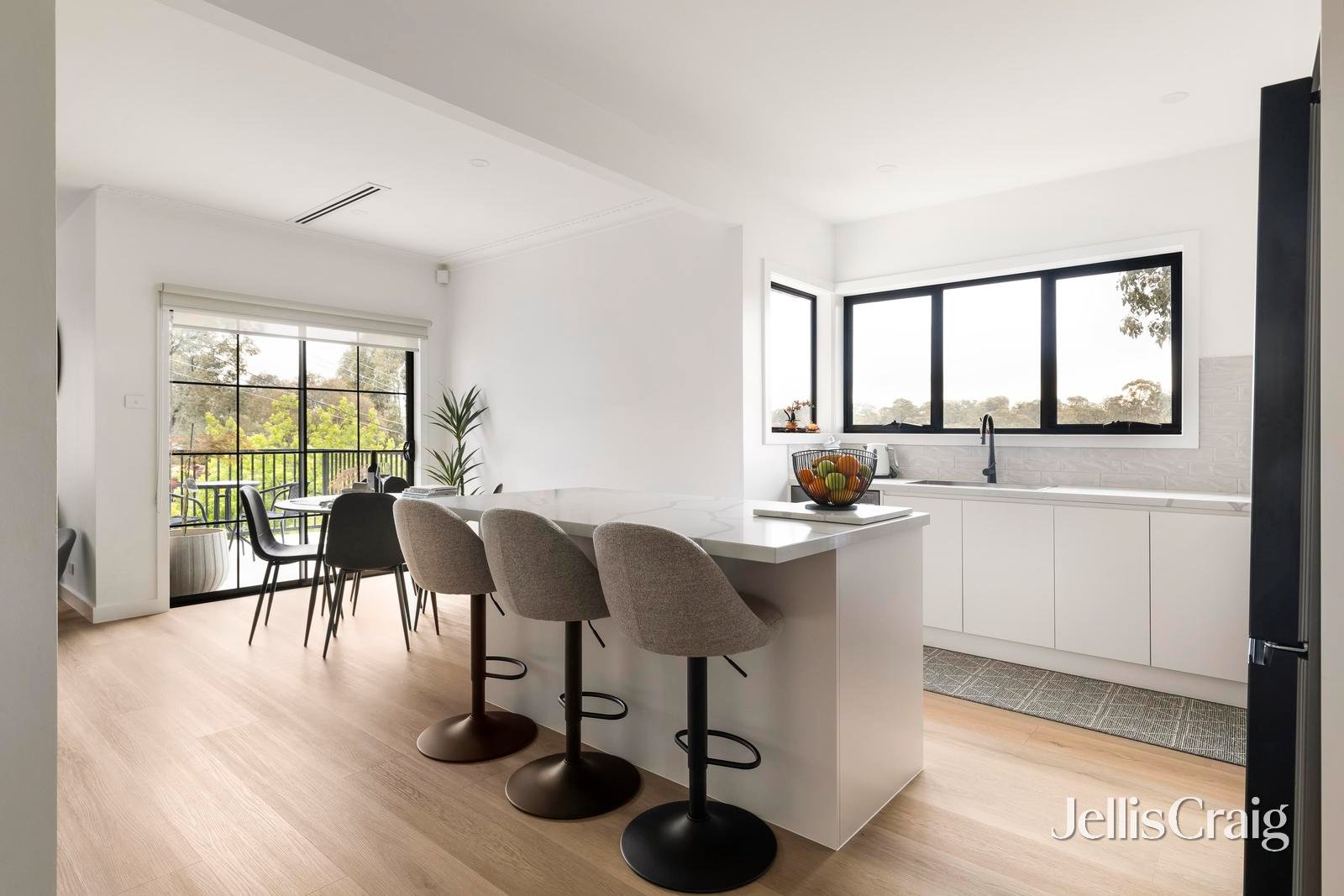 11 Outlook Crescent, Briar Hill image 6