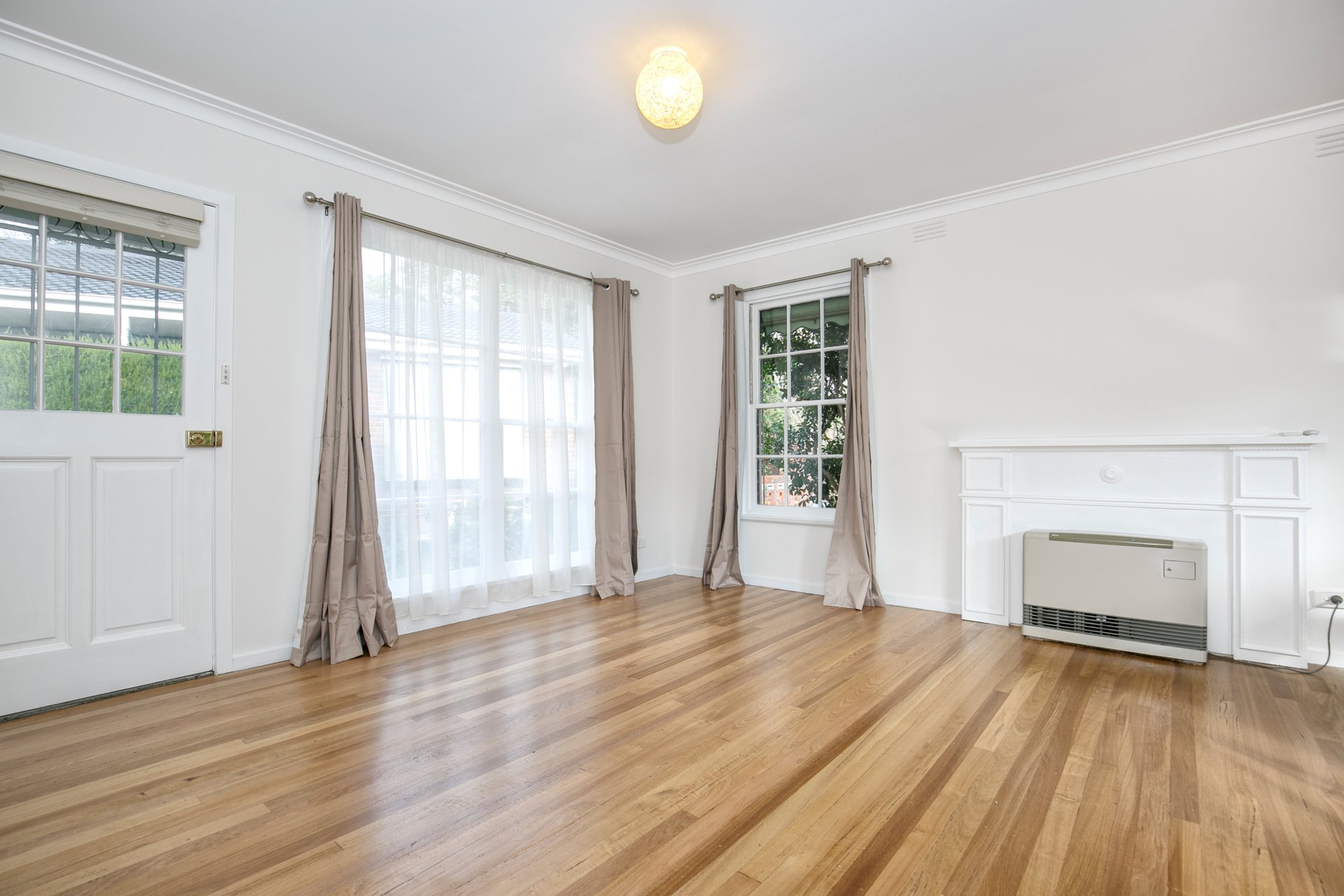 1/1 Pakenham Street, Blackburn image 2