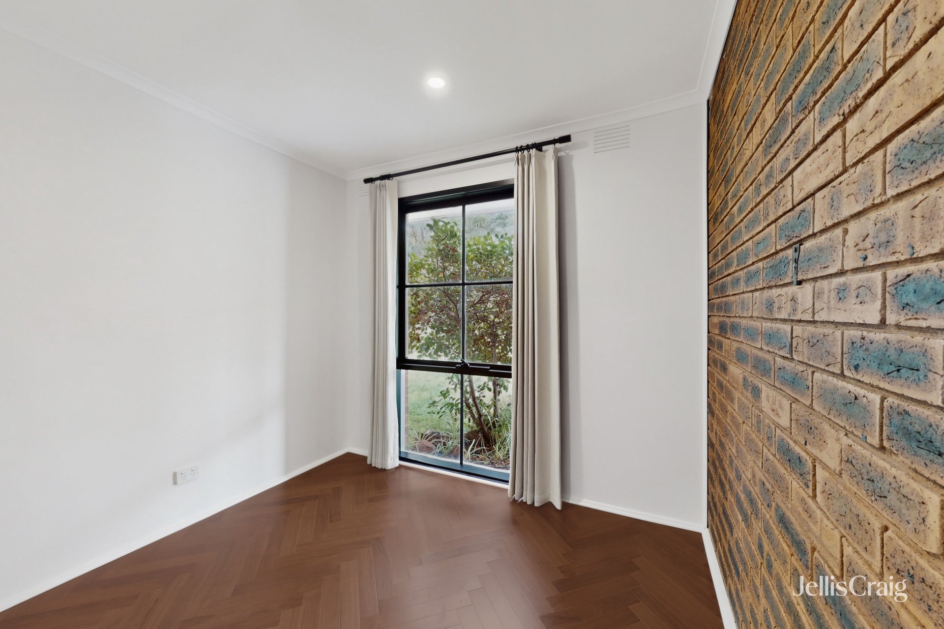 11 Parkgate Drive, Ringwood image 3
