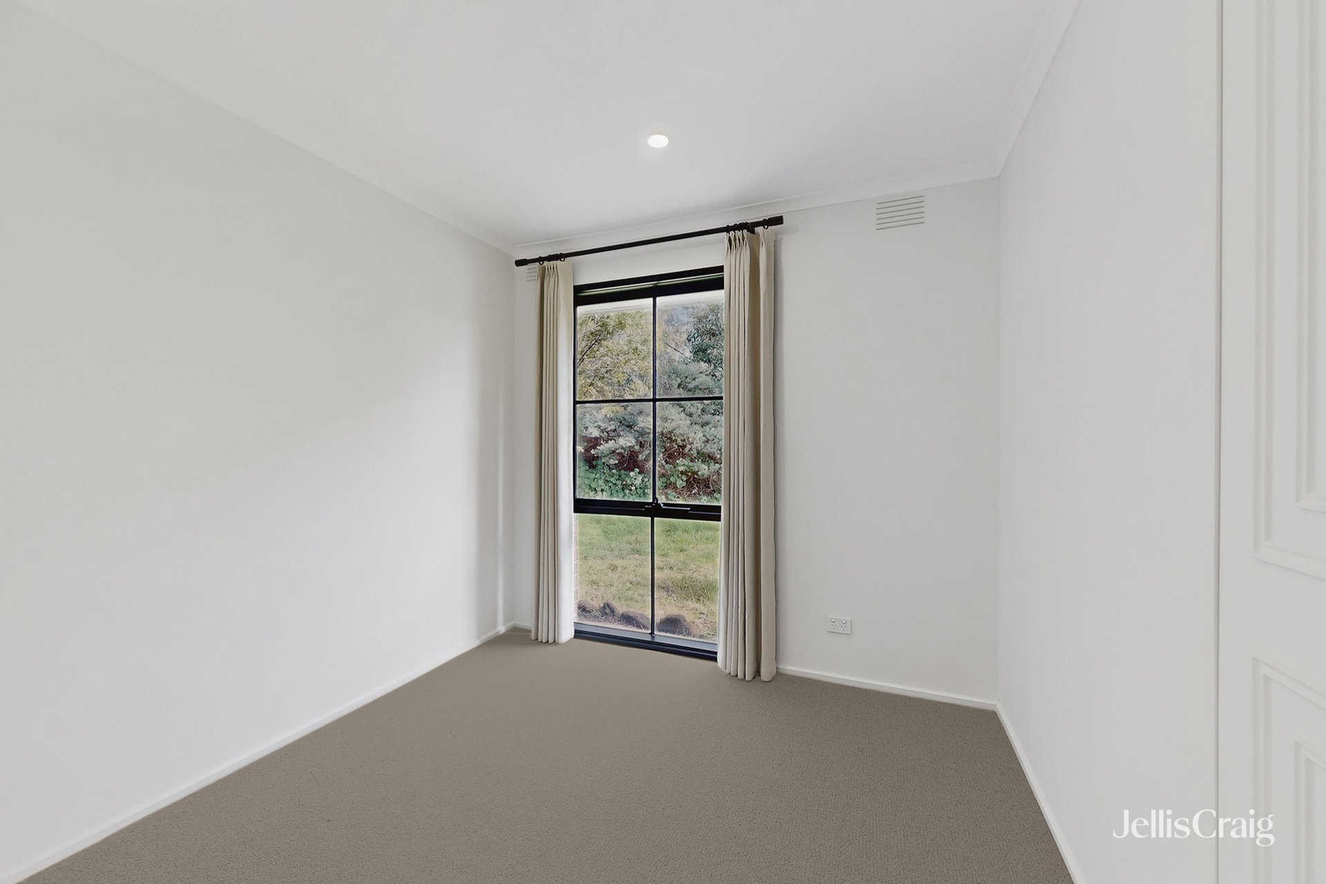 11 Parkgate Drive, Ringwood image 8