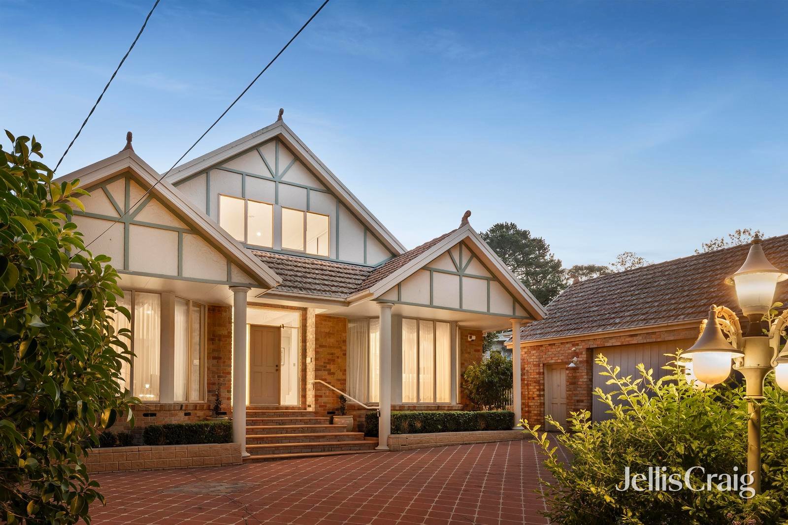 11 Pine Ridge, Donvale image 2