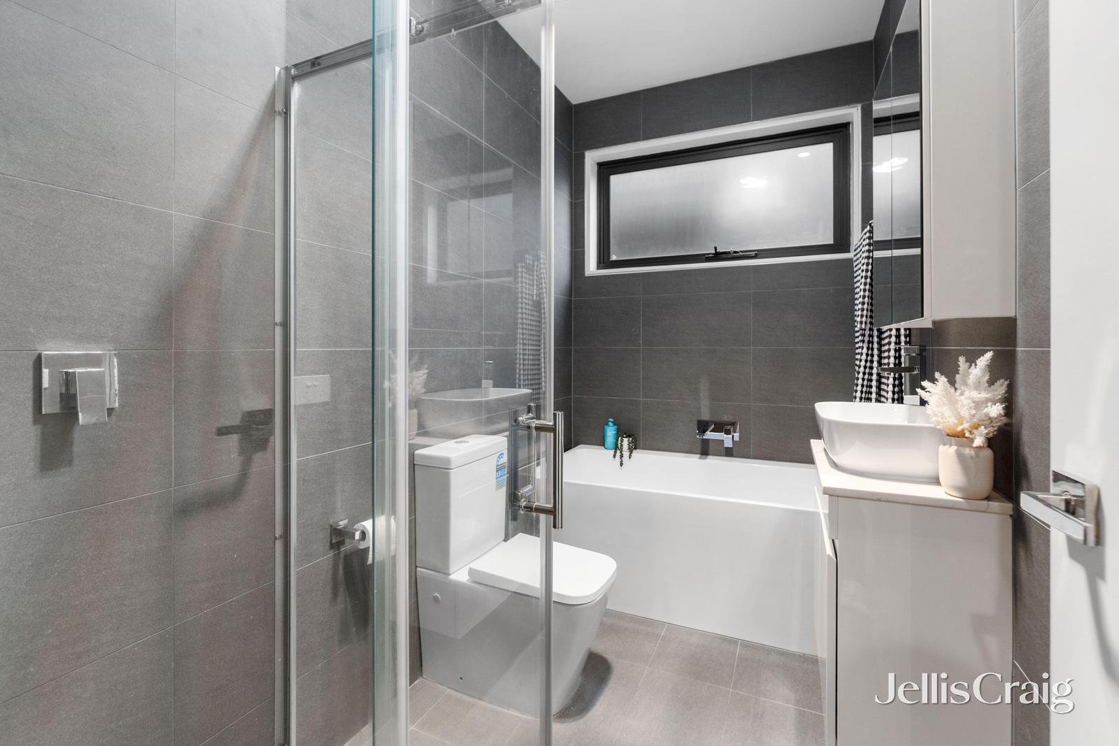 1/1 Queen Street, Essendon image 10