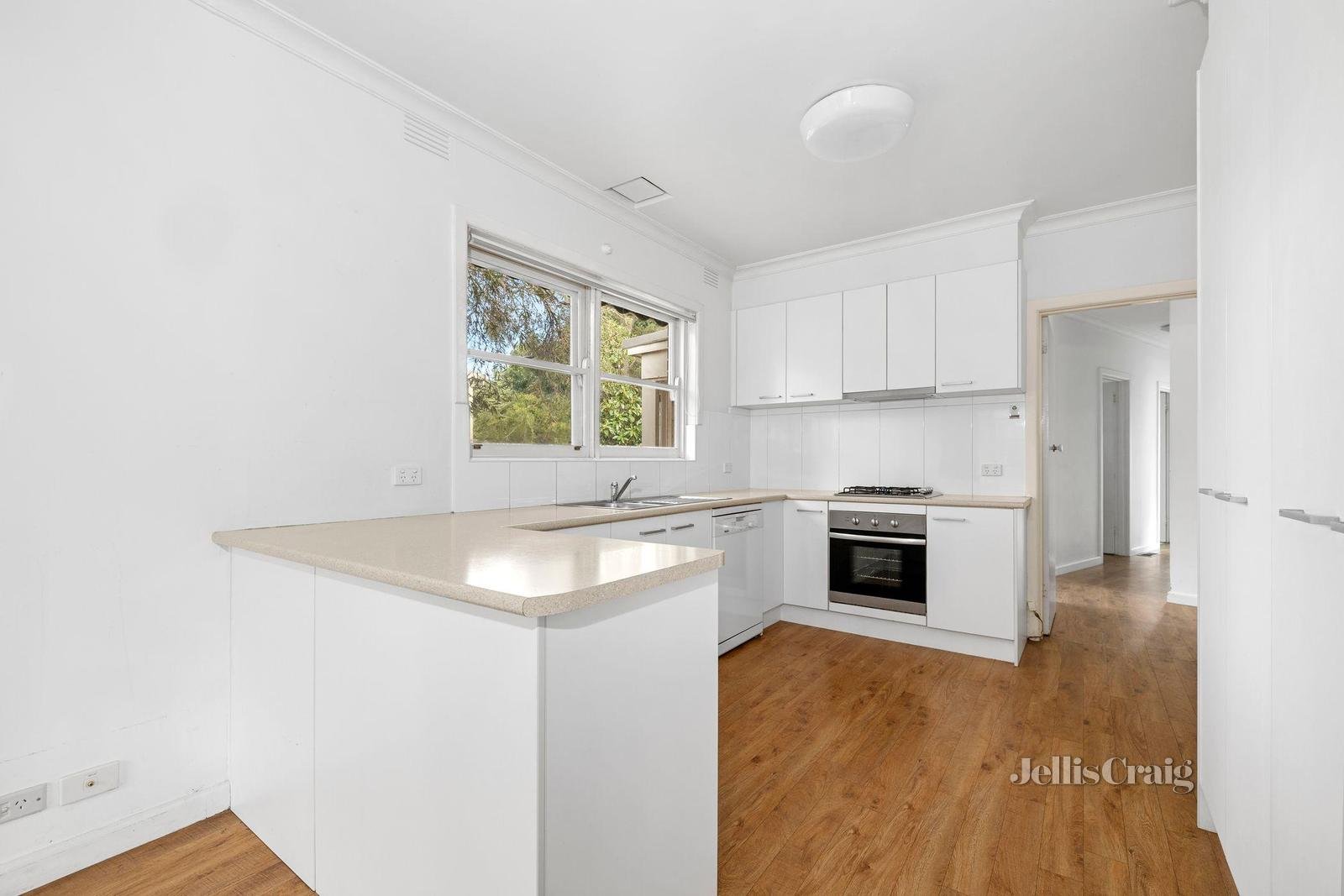 11 Rosaline Avenue, Mount Waverley image 6