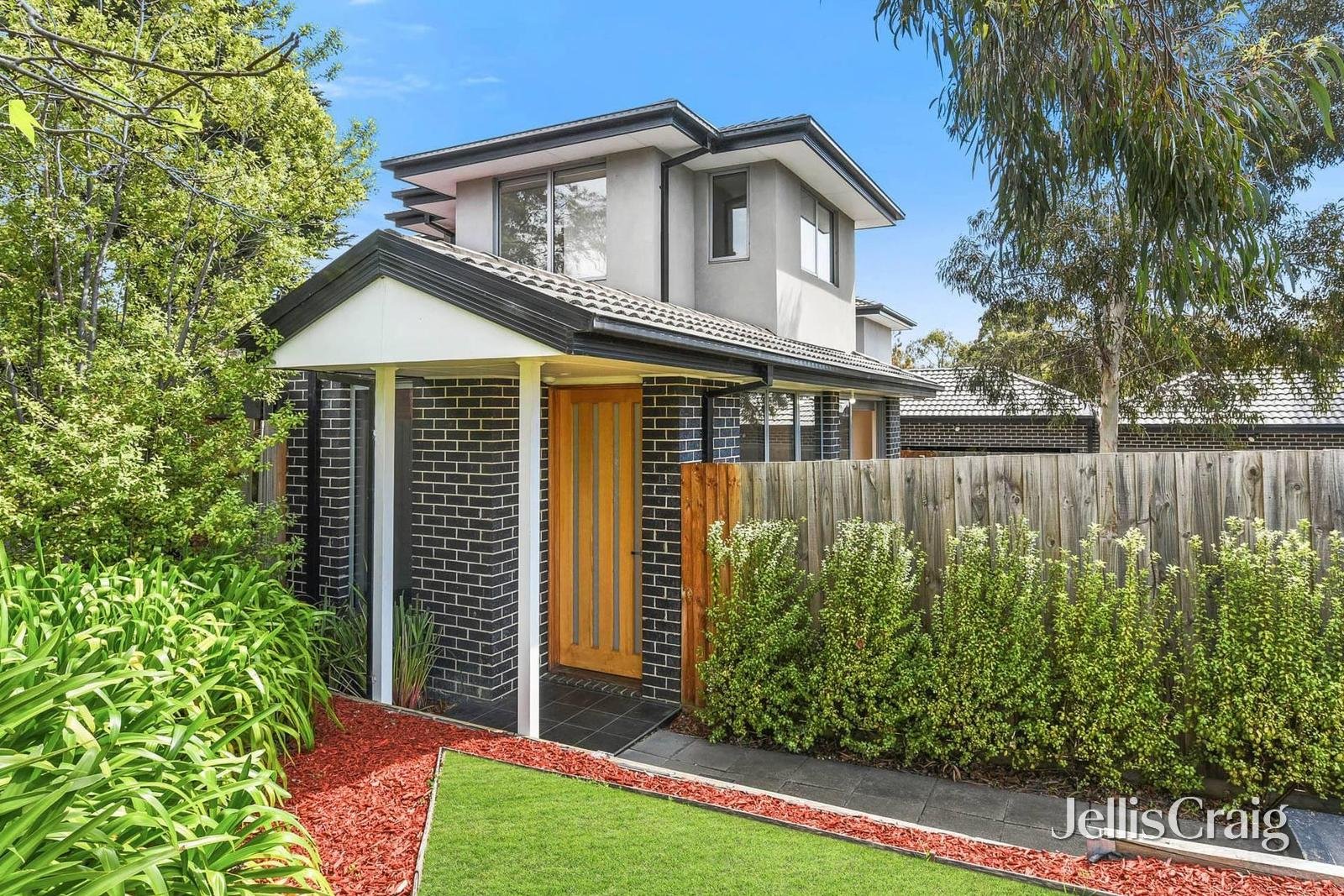 1/1 Sampson Drive, Mount Waverley image 2