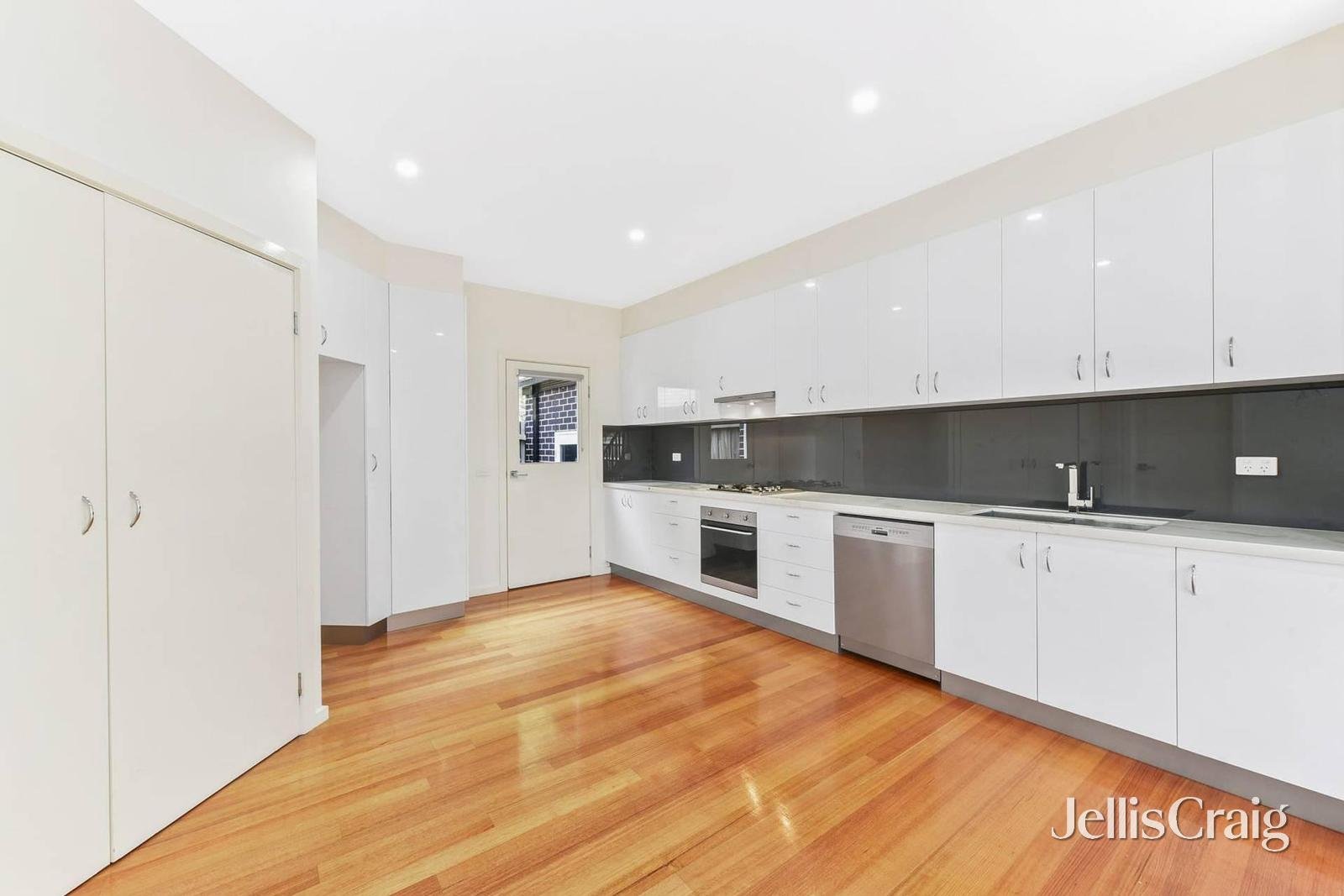 1/1 Sampson Drive, Mount Waverley image 5